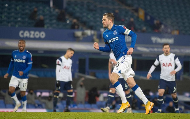 场上吸引了 场上吸引了